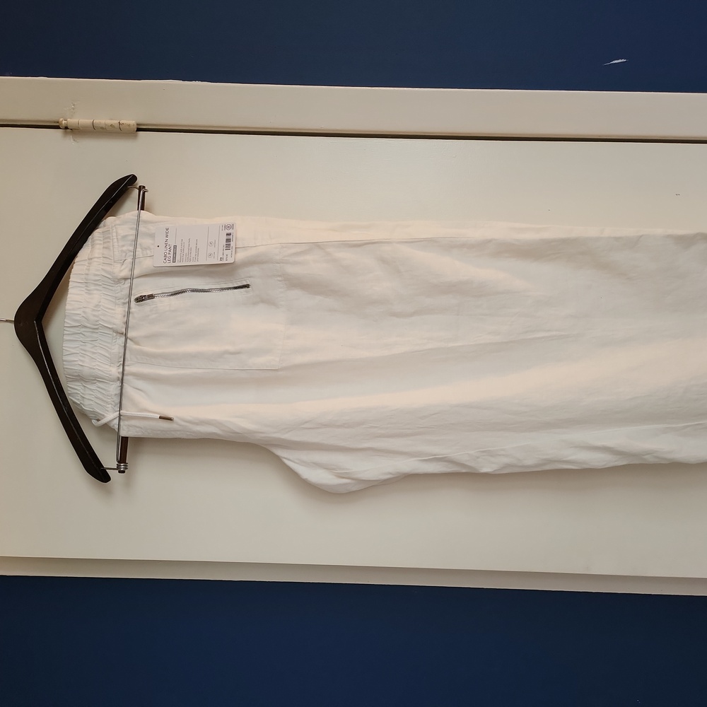 Womans white linen pants.